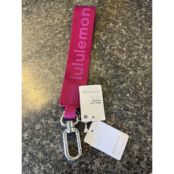 Lululemon Never Lost Keychain One Size Wild Berry Sonic Pink WLDB/SNCP 78619 - Picture 3 of 5